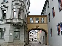 Kollegiengasse mit Brücke zum Roten Schloss