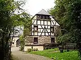 Seite des Wohnhauses