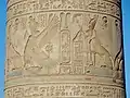 Säulenrelief im Vorhof des Tempels