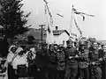 Fröhliche deutsche und slowakische Soldaten posieren mit ukrainischen Zivilisten in Komańcza, Polen, 1939