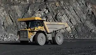 Komatsu Muldenkipper HD605-7 (575 kW = 782 PS; Muldenkapazität 40 Kubikmeter)