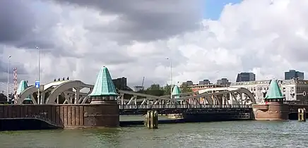 Blick nach West auf die geschlossene Klappbrücke, 2011