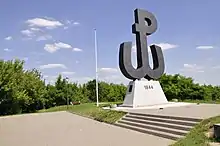Die Kotwica als Denkmal auf dem Gipfel des Hügels des Warschauer Aufstandes in Warschau