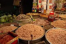 Verschiedene Arten von Jeotgal auf dem Gyeongdong-Markt in Seoul, im Vordergrund Saeu-jeot