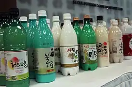 Verschiedene Makgeolli-Flaschen