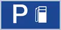Parkplatz mit Tankstelle