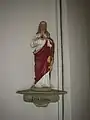 Eine der Holzfiguren im Innern mit einer Herz-Jesu-Darstellung