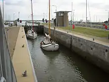 Kleine Schleuse Kornwerderzand – dahinter große Schleuse (2008)