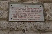 Diese Plakette wurde anlässlich des 50. Jahrestages der Oktoberrevolution am Gebäude angebracht: „Von der Welle der Oktoberrevolution eingeschüchtert, verurteilte ein österreichisch-ungarisches Standgericht in diesem Haus am 10.II.1918 die Anführer des Matrosenaufstands in der Bucht zum Tode.“