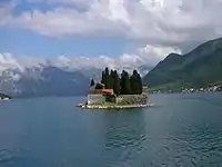 Klosterinsel Sveti Đorđe vor der Bergszenerie des Orjen
