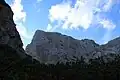 Kotova špica (links) und V koncu špica (rechts) aus dem Tamar, dem Hintertal von Planica