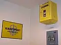 Kraftpost-Haltestellenschild La Poste Briefkasten, darunter die ehem. Hausnummer des Postamtes Worms (44)