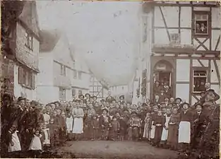 Historisches Kirmesfoto, Dorfbewohner vor der ehemaligen Wirtschaft zum Adler, Wehrstraße&nbsp;2
