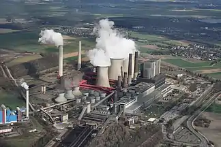 Kraftwerk Weisweiler: Rote Rauchgasrohre leiten die Abgase nach Umbau in die Kühltürme