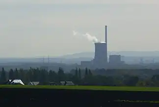 Fernansicht aus knapp 50 km nordwestlicher Entfernung (nördliches Ruhrgebiet auf 106 m ü. NHN), die eindringlich die Dominanz der Iserlohner Höhe nach Norden und Nordosten zeigt; links des Kraftwerks der Ostenberg, rechts der Balver Wald.