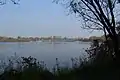 Laufwasserkraftwerk Landau an der Isar. Blick vom Stauseeufer aus.