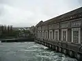 Maschinenhaus und Unterwasser, im Hintergrund die Schleuse