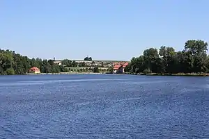 Rechts das Turbinenhaus und links das dazugehörende Technikerwohnhaus