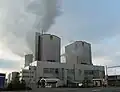 Eingang zum Kraftwerk mit den beiden Kesselhäusern
