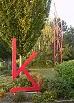 Logo am Eingang, dahinter der 15 Meter hohe Turm aus Stahlfachwerk