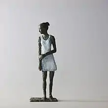 Mädchen mit Mini, Bronzefigur von Kraißer