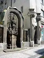 Kubistische Einrahmung der Nepomukstatue, Prag, 1912–1913