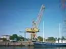 Harburger Binnenhafen, Portalkran (1972) der Firma Mulch als technisches Denkmal (seit 2006 KulturKran), im Hintergrund das Harburger Schloss