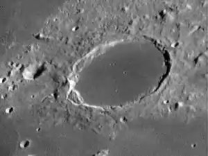 Großaufnahme des Kraters Plato. Foto von Ole Nielsen.