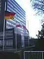 Korrekte Reihenfolge auf halbmast am Kreishaus in Paderborn zum Volkstrauertag 2008: Deutschland, Flagge Nordrhein-Westfalen und Kreis Paderborn.