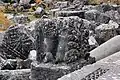 Dreiseitig mit Löwenreliefs verzierter Stein