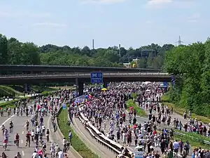Die A 40 vor dem Kreuz Duisburg während des Still-Leben Ruhrschnellweg.