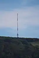 Blick aus Richtung Bischofsheim südsüdwestwärts zum Sender (2015)