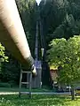 Druckrohrleitung vom Kreuzeck-Tagesspeicher Roßwiese neben der Kreuzeckbahn
