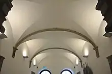 Zu sehen sind Kreuzgratgewölbe im Innenraum des Rathauses, die mit Gurtbögen versehen sind