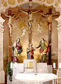 Die Kreuzigungsgruppe mit Christus und den Schächern von Christoph Rodt aus dem Jahr 1604 (links) und die spätgotische Sitzmadonna mit Jesuskind (rechts) gehören zu den bedeutendsten Ausstattungsgegenständen von Heilig Kreuz.