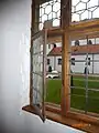 Hölzernes Kreuzstockfenster mit nach innen geöffnetem Flügel (Kloster Thierhaupten)