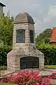 Kriegerdenkmal vor der Kirche