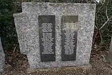 Namen von Bombenopfern auf einem Gedenkstein.