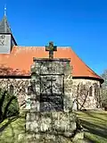 Kriegerdenkmal südlich der Kirche