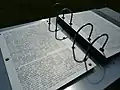 Buch aus Metall mit Namensliste