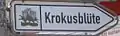 Straßenschild mit Hinweis auf die Krokusblüte
