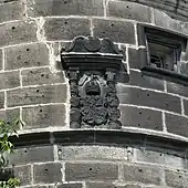 Wappen von Fürstbischof Johann Georg&nbsp;I. Zobel von Giebelstadt, darunter eine Bauinschrift aus dem Jahr 1580