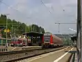 Eine Regionalbahn nach Naumburg wartet auf Gleis&nbsp;2 auf die Abfahrt