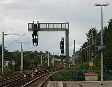 Signale Hp&nbsp;0 (Halt) an der Signalbrücke (für linkes Gleis) und Ks&nbsp;1 mit Zs&nbsp;3 Fahrt mit 120&nbsp;km/h und Fahrt erwarten (für rechtes Gleis), beide in Vor- und Hauptsignalfunktion in Dresden-Klotzsche, Zwischensignale der Strecke Richtung Görlitz