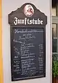 Tafel mit Speisekarte vor einem Gasthaus in Kulmbach