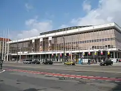 Dresden (Sachsen; 1967–1969, 2015–2017 im Äußeren wieder hergestellt, Saal und Nutzungsbereiche komplett umgebaut)