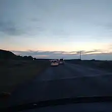 Die Fernstraße A10 in Botswana in Afrika bei Nacht.