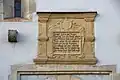 Schrifttafel über dem Eingang
