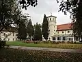 Renaissancezeitlicher Ostflügel (links) und Barockanbau mit Turm