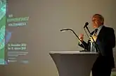 Der niedersächsische Landesarchäologe Henning Haßmann bei der Erstvorstellung der Funde